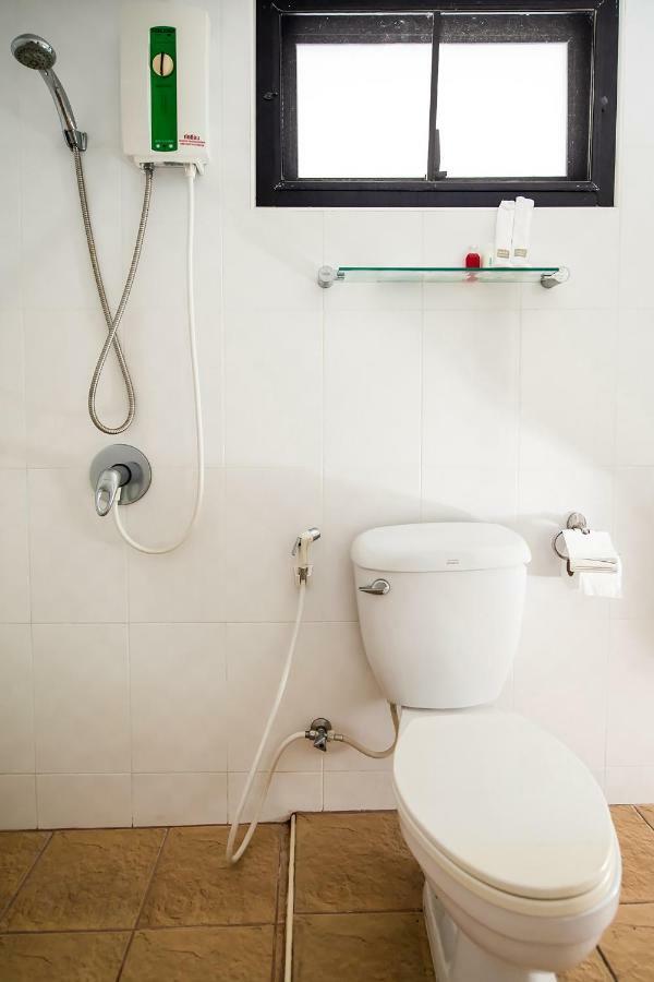 Oyo 345 The Click Guesthouse At Chalong Phuket Esterno foto